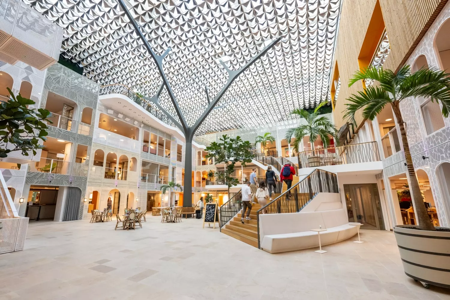 Collega Geert Friebel van de Postcode Loterij verrast de Nierstichting met een cheque van 10 miljoen euro op kantoor.