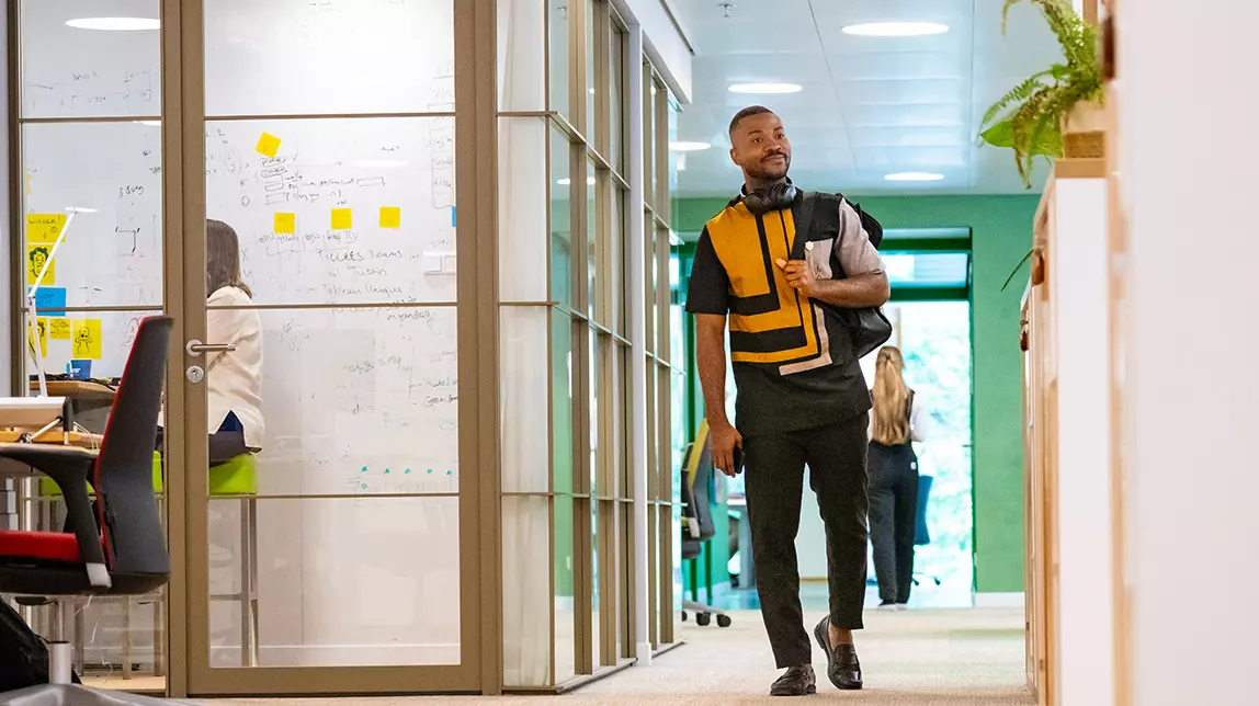 Collega loopt door de gangen van het kantoor.